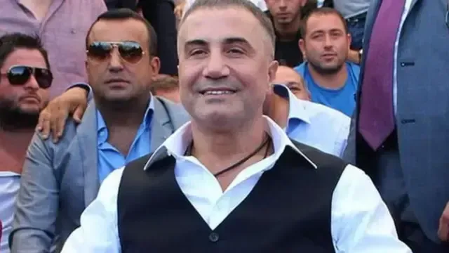 <p></p>
<p>Peker, Türkiye’nin Meksika ve Kolombiya benzeri bir sürece girdiğini ve bu durumun ilerleyen yıllarda büyük tehlikeler doğurabileceğini öne sürerken özellikle Afgan ve Suriyeli suç kartellerinin, önümüzdeki 6-7 yıl içinde Türk gruplarını etkisiz hale getirme ihtimalinin yüksek olduğunu belirtti. Peker, bu konuda Türkiye'nin derhal önlem alması gerektiğini ifade etti.</p>