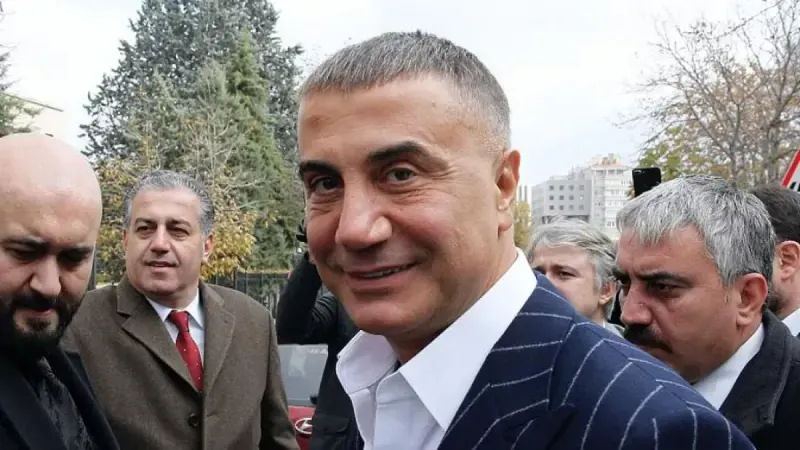 <p><br />İDDİALARINA DEVAM ETTİ</p>
<p>Peker, Türkiye'deki organize suç gruplarının giderek güçlenerek yeni bir yapıya evrildiğini savunurken mevcut durumun, Meksika, Kolombiya ve Brezilya gibi ülkelerdeki olaylarla benzerlik gösterdiğini vurguluyor. Peker, "Afgan ve Suriyeli grupların, Türk gruplarının önemli bir kısmını piyasadan silmesi mümkün" diyerek bu durumun önemine dikkat çekti.</p>