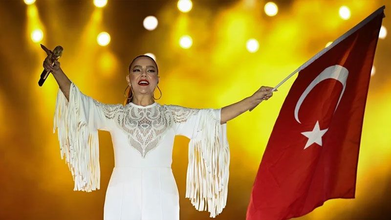 <p><span>-Eleştirilerin başında televizyonda; neden 10 gün beklendi açıklaması yapıldı. 30 Ekim gecesi düşmüş, 1 Kasım'da teftiş talimatı verilmiş, 4 Kasım'da müfettiş görevlendiriliyor. Dosya inceleniyor ve ayın 5'inde Kültür ve Sosyal İşler Dairesi'nden izah isteniyor.</span></p>