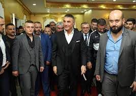 <p>DEĞİŞEN DİNAMİKLER</p>
<p>Peker’in ifadelerinde dikkat çeken bir diğer nokta, Türkiye’de uyuşturucu ticareti ve suç organizasyonlarının yapısal bir dönüşüm geçirmesi. Özellikle ordudan atılan veya görev sürelerini tamamladıktan sonra ayrılan asker kökenli kişilerin, bu suç gruplarında yer aldığını belirtiyor. Bu kişilerin askeri eğitim almış olmalarının, onları daha tehlikeli hale getirdiğini ifade etti.. Peker, "Bu gruplar daha sert olacak ve yakalanmaları daha zor hale gelecek" uyarısında bulundu.</p>
