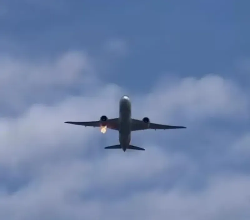 <p>ABD havacılık devi Boeing firmasına ait Boeing 787 uçağı İtalya'dan havalandıktan kısa bir süre sonra motoru alev aldı. Uçak, Roma'daki Fiumicino Havalimanı'na acil iniş yaptı.</p>