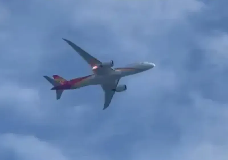 <p>İtalya'da yürekleri ağza getiren uçak kazası meydana geldi. 249 yolcu ve 16 mürettebatın bulunduğu Boeing 787 uçağı, Çin'in Shenzhen şehrine gitmek üzere İtalya'dan havalandıktan kısa bir süre sonra sağ motoru alev aldı.</p>
<p>Uçak, motoru alev alınca Roma'daki Fiumicino Havalimanı'na acil iniş yapmak zorunda kaldı. Uçağın, yapılacak olan kontrollerden sonra pazar günü seferi tamamlamak için tekrar havalanacağı öğrenildi.</p>