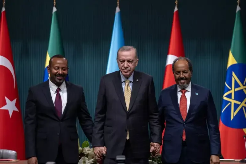 <p><span>Somali ile Etiyopya arasında yaklaşık bir yıldır devam eden bölgesel gerilimi Türkiye'nin arabuluculuğunda sona erdi. Dün Ankara'da Cumhurbaşkanı </span><a href="https://www.mynet.com/haberler/recep-tayyip-erdogan" target="_blank" rel="nofollow noopener">Recep Tayyip Erdoğan</a><span>, Somali ve Etiyopya liderlerini ağırladı.</span></p>
<h2>"YENİ BİR BAŞLANGICIN İLK ADIMINI ATMIŞ OLDUK"</h2>
<p>Ortak basın toplantısında Cumhurbaşkanı Erdoğan "Birtakım kırgınlıkları ve yanlış anlamaları beraberce aşmak suretiyle Somali ve Etiyopya arasında barış ve işbirliğine dayalı yeni bir başlangıcın ilk adımını atmış olduk" açıklamasını yaptı.</p>
<h2><a href="https://www.mynet.com/haberler/abdullah-gul" target="_blank" rel="nofollow noopener">ABDULLAH GÜL</a>'DEN CUMHURBAŞKANI ERDOĞAN'A TEBRİK</h2>
<p>Eski Cumhurbaşkanı Abdullah Gül, konuyla ilgili sosyal medyadan yaptığı açıklamada<span> </span><strong>"Somali - Etiyopya anlaşmazlığının, Türkiye’nin katkılarıyla Ankara’da imzalanan bir anlaşmayla çözüm yoluna girmesi, tarihi bir gelişmedir"<span> </span></strong>dedi. Açıklamasının devamında Gül, Cumhurbaşkanı Recep Tayyip Erdoğan'ı tebrik etti.</p>