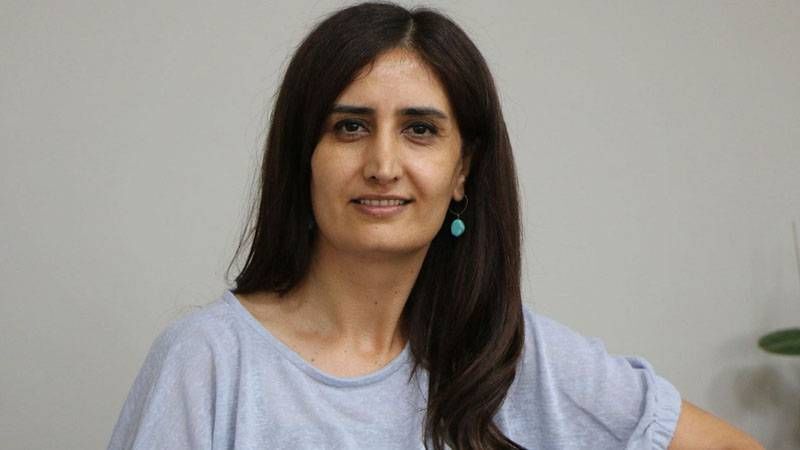 <p>Tunceli Belediyesi’ne kayyum atanmasının ardından görevden uzaklaştırılan Tunceli  Belediye Eş Başkanı Birsen Orhan, geçtiğimiz günlerde gözaltına alınıp tutuklanmıştı. Ancak avukatlarının başvurusu üzerine Orhan, Tunceli Asliye Ceza Mahkemesi tarafından serbest bırakıldı. Orhan’ın serbest kalmasının yanı sıra, tutuklu bulunan bazı diğer kişiler için de tahliye kararı verildi.</p>
<p>Kayyum Ataması ve Orhan’ın Gözaltı Süreci<br />Tunceli Belediye Eş Başkanlığı görevini sürdüren Birsen Orhan, belediyeye kayyum atanmasının ardından görevden uzaklaştırılmıştı. Bu gelişmenin ardından, Orhan, Pertek ilçesinde ev hapsine alınmıştı. Ancak geçtiğimiz cumartesi günü polis tarafından ev hapsi koşullarına rağmen gözaltına alınarak tutuklandı. Sulh Ceza Hakimliği tarafından tutuklanan Orhan, cezaevine gönderilmişti.</p>