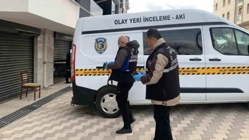 <p>Sağlık ekiplerince öldüğü belirlenen Acaruygun'un cenazesi, otopsi için Karaman Eğitim ve Araştırma Hastanesine götürüldü.</p>
<div id="" class="page-break w-full it-item" data-it="{">
<h2><span><strong>ZEHİRLENME İHTİMALİ ÜZERİNDE DURULUYOR</strong></span></h2>
<p>Acaruygun'un, çalışır durumdaki aracının egzoz gazından zehirlenip ölmüş olabileceği ihtimali üzerinde duruluyor.</p>
<div id="empowerplayercontainer"></div>
<div class="adpro desktop-ad text-center ad-masthead" data-page="218" data-region="1479" data-category="5bc5c64f332d6228b40d4a65" id="adpro-4" data-loaded="true">
<div>
<div data-empower-zone="159502" class="empower-ad" data-empower-id="e173400679596839115" data-empower-inited="true">
<div data-id="65c0a9e1e4b00b28883c0a29___159502-1512859603" class="virgul-ad imaj" data-resource="159502@site_geneli@medyaradar:site_geneli" id="vrgdiv65c0a9e1e4b00b28883c0a29">
<div id="div-gpt-ad-1455783126174-15950221728129623web_medyaradar_in_content" data-google-query-id="COucy4qfoooDFfiIgwcdZoI6hQ"></div>
</div>
</div>
</div>
</div>
</div>