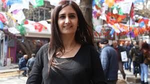 <p>Avukatların İtirazı ve Serbest Bırakılma Kararı<br />Orhan’ın avukatları, tutuklama kararına itirazda bulundu ve bu itiraz üzerine Tunceli Asliye Ceza Mahkemesi  yeniden bir değerlendirme yaptı. Mahkeme, Orhan’ın tutukluluğuna devam edilmemesi gerektiğine karar vererek, serbest bırakılmasına hükmetti. Serbest bırakılmanın yanı sıra, Birsen Orhan’a ev hapsi ve yurtdışı çıkış yasağı da uygulanmaya devam edecek.</p>
<p>Diğer Tahliyeler<br />Orhan ile birlikte, tutuklu bulunan bazı diğer isimler için de benzer bir karar alındı. DEDEF Yönetim Kurulu Üyesi Veli Akyol ve SES Temsilcisi Enes Boran hakkında da tahliye kararı verildi. Bu tahliyeler, bölgede kayyum atamaları ve buna karşı yapılan siyasi ve hukuki itirazlar açısından önemli bir gelişme olarak değerlendiriliyor.</p>