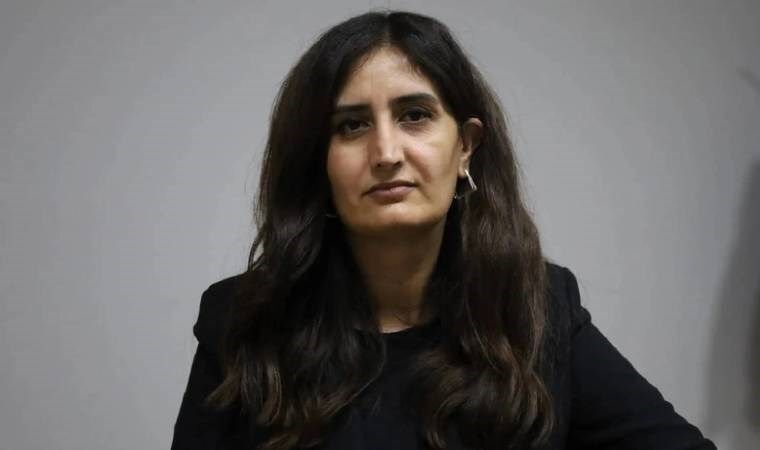 <p>Hukuki ve Politik Yansımalar<br />Birsen Orhan’ın serbest bırakılması, Tunceli'deki siyasi atmosferde önemli bir yansıma bulmuş durumda. Özellikle kayyum atamalarına karşı yapılan hukuki ve siyasi mücadele, bölgedeki toplumsal dinamikleri de etkilemeye devam ediyor. Belediyelere kayyum atanması, HDP ve diğer muhalif siyasi partiler tarafından uzun süredir eleştiriliyor ve hukuki itirazlar artarak devam ediyor. Birsen Orhan’ın serbest bırakılması, bu mücadelenin bir parçası olarak, yerel ve ulusal çapta geniş yankılar uyandırmaya devam edecektir.</p>
<p>Orhan’ın serbest bırakılmasıyla ilgili yapılan açıklamalarda, adaletin yerini bulduğu ve hukukun üstünlüğü ilkesinin bir kez daha teyit edildiği vurgulandı. Ancak, ev hapsi ve yurtdışı yasağının devam etmesi, bir yandan Orhan’ın siyasi özgürlüğünü sınırlarken, diğer yandan kayyum uygulamalarının hala geçerliliğini koruduğunu gösteriyor.</p>
<p>Tunceli Belediye Eş Başkanı Birsen Orhan’ın durumu, yalnızca yerel değil, ülke çapında belediyelere kayyum atanması meselesiyle bağlantılı olarak geniş bir hukuki ve siyasi tartışmanın merkezinde yer alıyor. Bu süreç, özellikle HDP’li belediyelerde kayyum uygulamalarına karşı yapılan direnişin bir parçası olarak, ilerleyen günlerde daha fazla gelişme yaşanabilir.</p>