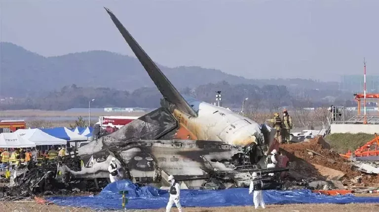 <p><span>Güney Kore’nin Muan şehrinde bulunan havaalanında iniş yapan bir yolcu uçağı, beklenmedik bir şekilde kontrolden çıkarak pistten ayrıldı. Meydana gelen bu trajik olayda, uçaktaki 179 kişi hayatını kaybetti.</span></p>