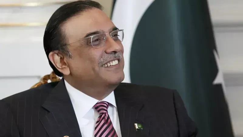 <h3>Uçaktan İnerken Talihsizlik: Pakistan Cumhurbaşkanı Zardari'nin Sağlık Durumu Gündemde</h3>
<h4><strong>Kazanın Detayları ve Cumhurbaşkanlığı Açıklaması</strong></h4>
<p>Yaşanan olayla ilgili Cumhurbaşkanlığı tarafından yapılan açıklamada, kazanın detaylarına yer verilmezken, Zardari’nin genel sağlık durumunun iyi olduğu ve iyileşme sürecine odaklanacağı belirtildi. Ayrıca, kazanın ardından BAE yetkililerinin Cumhurbaşkanı'na ve Pakistan heyetine büyük destek sağladığına dikkat çekildi.</p>
<h4><strong>Diplomatik Ziyaretin Yarım Kalan Ajandası</strong></h4>
<p>Cumhurbaşkanı Zardari'nin BAE ziyareti, iki ülke arasındaki ekonomik ve diplomatik ilişkileri güçlendirme amacı taşıyordu. Ancak kazanın ardından, Zardari’nin tüm resmi programları iptal edilerek, planlanan görüşmelerin ileri bir tarihe ertelendiği bildirildi. Pakistan hükümeti, Cumhurbaşkanı'nın iyileşme sürecinin ardından yarım kalan diplomatik ajandasını tamamlayacağını duyurdu.</p>