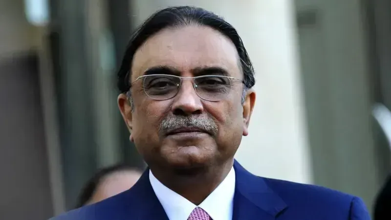 <h3>Uçaktan İnerken Talihsizlik: Pakistan Cumhurbaşkanı Zardari'nin Sağlık Durumu Gündemde</h3>
<h4><strong>Zardari’nin Sağlığı Kamuoyunun Gündeminde</strong></h4>
<p>Zardari’nin sağlık durumu, hem Pakistan'da hem de uluslararası arenada yakından takip ediliyor. Sosyal medyada ve haber kanallarında kazayla ilgili pek çok yorum ve geçmiş olsun dileği paylaşılırken, bazı çevreler bu talihsiz kazanın Cumhurbaşkanının yoğun çalışma temposundan kaynaklanmış olabileceğini öne sürdü.</p>
<h4><strong>Cumhurbaşkanı Görevine Ne Zaman Dönecek?</strong></h4>
<p>Uzmanlar, Zardari’nin dört haftalık dinlenme süresini tamamladıktan sonra görevine tam anlamıyla dönebileceğini belirtiyor. Bu süreçte, Pakistan hükümetinin rutin işleyişini sorunsuz bir şekilde sürdürebilmesi için Cumhurbaşkanı'nın yetkilerinin geçici olarak Başbakan veya Cumhurbaşkanlığı yetkililerine devredilip devredilmeyeceği ise henüz netlik kazanmadı.</p>
<p>Pakistan Cumhurbaşkanı Asıf Ali Zardari’nin iyileşme süreci boyunca alacağı tedbirlerin, yalnızca bireysel sağlığı değil, aynı zamanda Pakistan'ın diplomatik ilişkilerinin kesintisiz devamı için de kritik öneme sahip olduğu ifade ediliyor.</p>