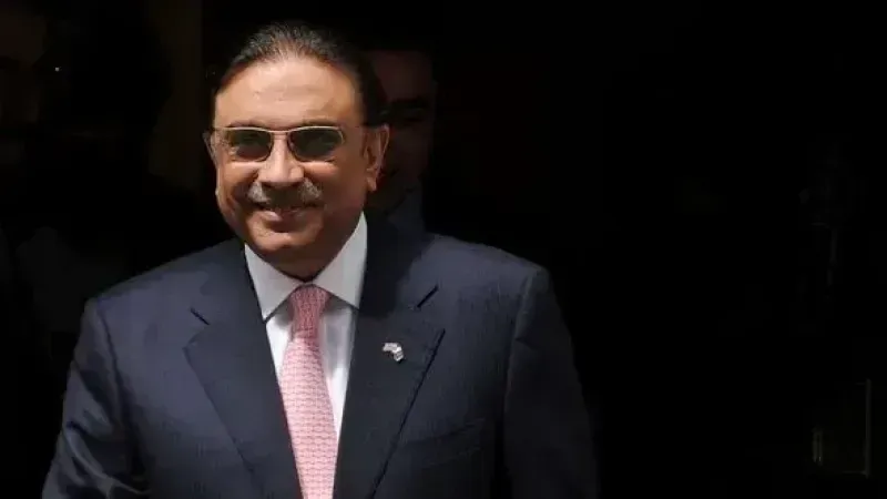 <p>Uçaktan İnerken Talihsizlik: Pakistan Cumhurbaşkanı Zardari'nin Sağlık Durumu Gündemde</p>
<p>Pakistan Cumhurbaşkanı Asıf Ali Zardari, Birleşik Arap Emirlikleri'ne gerçekleştirdiği ziyaret sırasında talihsiz bir kaza geçirdi. Dubai Havaalanı'nda uçaktan indiği sırada dengesini kaybederek yere düşen Zardari, sağ bacağını kırdı. Acilen hastaneye kaldırılan Cumhurbaşkanı'na ilk müdahale, Dubai'deki sağlık ekipleri tarafından yapıldı.</p>