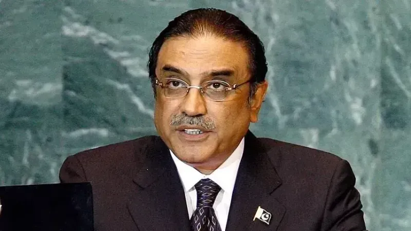 <h3>Uçaktan İnerken Talihsizlik: Pakistan Cumhurbaşkanı Zardari'nin Sağlık Durumu Gündemde</h3>
<h4><strong>Doktorlardan 4 Haftalık Dinlenme Tavsiyesi</strong></h4>
<p>Kaza sonrası hastanede yapılan detaylı muayenede Cumhurbaşkanı Zardari'nin kırılan bacağının alçıya alındığı ve ciddi bir sağlık sorununun bulunmadığı açıklandı. Doktorlar, Zardari'ye dört hafta boyunca dinlenmesi gerektiğini bildirerek, bu süre zarfında yoğun aktivitelerden kaçınması gerektiğini vurguladı. Cumhurbaşkanlığı yetkilileri, tedavi sürecinin sorunsuz ilerlediğini ve Zardari'nin sağlık durumunun kontrol altında olduğunu ifade etti.</p>