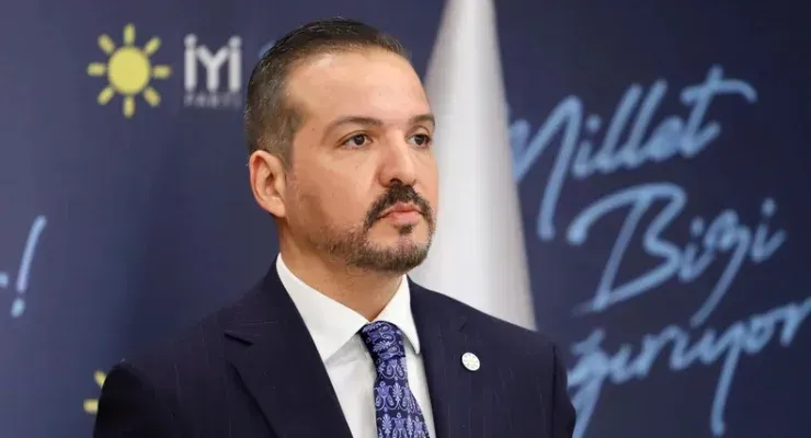 <p class="news-detail__text-description font-setting d-block mb-3">Zorlu istifa gerekçesinde "Gelinen noktada, bu umudu geleceğe taşıyacak ortak bir hedef doğrultusunda ilerleme imkanının kaybedildiğini üzülerek görmüş bulunmaktayım. Almış olduğum bu kararın geçmişte ortaya koyduğumuz birliktelik ruhuna zarar vermemesi yahut polemiklere kapı aralamasına izin verilmemesi en büyük temennimdir" ifadelerini kullandı.</p>
<div class="js-news-content news-detail__content font-setting font-setting">
<p>Genel ve yerel seçimlerin ardından peş peşe istifalarla sarsılan<span> </span><a href="https://www.turkiyegazetesi.com.tr/gundem/iyi-partiden-istifa-eden-belediye-meclis-uyeleri-mustafa-balak-ve-teyfik-tiryaki-chpye-gecti-1083876" title="İyi Parti'de istifa depremi! Kürşad Zorlu görevi bıraktı" target="_blank" rel="nofollow noopener">İyi Parti</a>, genel başkanlık koltuğunun Müsavat Dervişoğlu'na devredilmesinden sonra da toparlanamadı. </p>
</div>