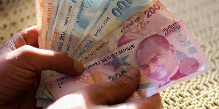 <p><span>Milyonlarca emekli ve memur için yılın son günlerinde en merak edilen konulardan biri, 2025’te alacakları maaş zammı oldu. 3 Ocak’ta açıklanacak Aralık ayı enflasyonu ile birlikte, emekli maaşlarına yapılacak zam oranı kesinleşecek. Bu zam, SSK ve Bağ-Kur emeklileri için 2024 yılındaki enflasyon farkına dayanarak belirleniyor. Son dönemde yapılan tahminlere göre, Aralık ayı enflasyonunun %1,72 olması bekleniyor. Bu durumda, 6 aylık enflasyon zammı %16,54 civarında olacak. Peki, bu rakamlar emekli maaşlarını nasıl etkileyecek?</span></p>