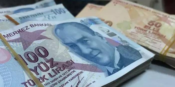 <h2>En Düşük Emekli Maaşı İçin Yeni Düzenleme Yolda</h2>
<p>2025 yılına ilişkin en düşük emekli maaşı ile ilgili çalışmalar da hız kazandı. Çalışma ve Sosyal Güvenlik Bakanı Vedat Işıkhan, enflasyon oranlarının netleşmesinin ardından, en düşük emekli maaşının artırılmasının gündemde olduğunu belirtti. Bu bağlamda, mevcut en düşük emekli maaşı olan 12 bin 500 TL’nin üzerine ek bir artış yapılması bekleniyor. Bu artışla birlikte, yeni düzenlemenin 7 Ocak’tan sonra Türkiye Büyük Millet Meclisi'ne (TBMM) sunulması planlanıyor. Kulislerde, bu maaşın 14 bin lira ile 14 bin 500 lira arasında bir seviyeye çıkabileceği konuşuluyor.</p>