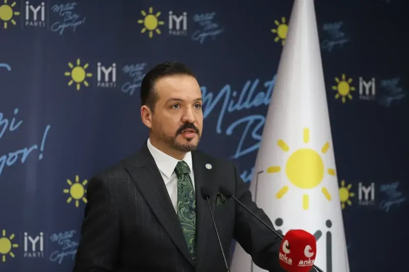 <p>Bugün de partinin sözcülüğünü yapmış kritik isim Ankara Milletvekili Prof. Dr. Kürşad Zorlu istifa etti. </p>
<p>Zorlu'nun istifasıyla partinin milletvekili sayısı 29'a düştü.</p>
<h2>ZORLU'NUN VEDA AÇIKLAMASI</h2>
<p><strong><em>Zorlu'nun X hesabından paylaştığı açıklama şöyle:</em></strong></p>
<p>"Veda Vakti…</p>
<p>Aziz Milletimin yüksek dikkatine; </p>