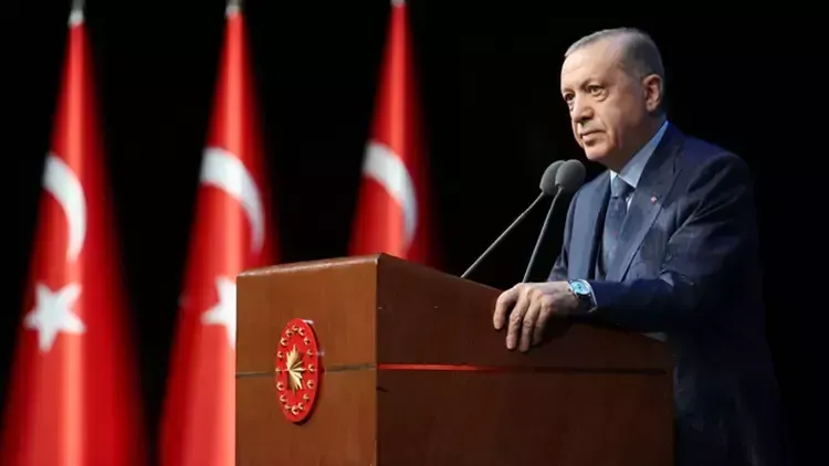 <p><span>Yerel seçimlerin ardından ivme kazanan parti içi değişim rüzgarları, AKP'nin Şubat ayında tamamlanacak il kongreleri ve ardından gerçekleştirilecek büyük kongre ile yeni bir aşamaya geçiyor. Bu süreçte parti yönetimi ve kabinede önemli değişiklikler yapılması öngörülüyor.</span></p>
