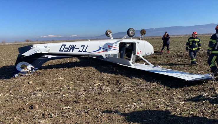 <p>Denizli’nin Çal ilçesinde, motor arızası nedeniyle zorunlu iniş yapan eğitim uçağı ters döndü; uçaktaki 2 kişiden biri hafif yaralandı.</p>
<p>Uşak’tan kalkış yapan ve içinde 2 kişinin bulunduğu bir eğitim uçağı, Denizli’deki Çardak Havalimanı’na başarılı bir şekilde iniş yaptıktan sonra yeniden havalandı.</p>
<p>Ancak uçak, Çal ilçesi üzerindeyken motorunda meydana gelen bir arıza nedeniyle havada sorun yaşadı.</p>