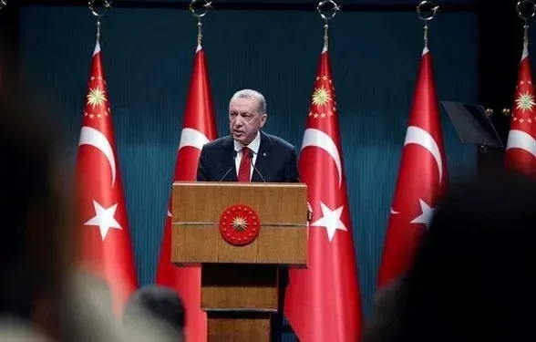 <p><span>Değişim, kabineyle sınırlı kalmayıp, parti genel merkezi ve yerel yönetimlerde de devam edecek. Eski belediye başkanlarının parti yönetimine dahil edilmesi gibi hamlelerle değişim sürecinin derinleşeceği öngörülüyor. Ayrıca, Meclis grup yönetiminde de Haziran ayına kadar önemli değişiklikler yapılması planlanıyor.</span></p>
<p><span>AKP Genel Başkanı ve Cumhurbaşkanı Recep Tayyip Erdoğan, son il başkanları toplantısında, milletten gelen eleştirileri dikkate alarak Meclis grup yönetiminde de değişiklik yapılacağının sinyallerini verdi. TBMM Başkanı Numan Kurtulmuş'un görev süresi de Haziran'da sona erecek ve parti kulislerinde Kurtulmuş'un yeniden aday gösterilmesine kesin gözüyle bakılıyor.</span></p>