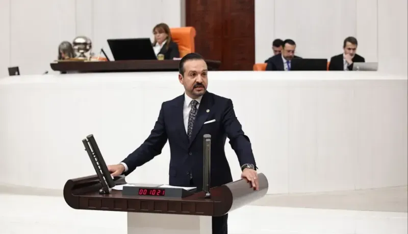 <p>Bilindiği üzere, 27 Nisan 2024 tarihinde gerçekleştirdiğimiz 5. Olağanüstü Kurultayla partimiz, rotasının aydınlık olmasını umduğumuz bir değişim yolculuğuna çıkmıştır.<span> </span><em><strong>Aradan geçen 8 aydan fazla zamanda, milletimin yakama taktığı şerefli vekillik nişanına yakışır bir çaba ortaya koymak adına var gücümle çalıştım. Ancak gelinen noktada, bu umudu geleceğe taşıyacak ortak bir hedef doğrultusunda ilerleme imkanının kaybedildiğini üzülerek görmüş bulunmaktayım. </strong></em></p>
<p>Bu zorunlu halde vakit, bu ülkenin pusulası daima milletini gösteren bir evladı olarak benim için, yeniden yola revan olma vaktidir. Bugün itibarıyla mensubu olduğum İYİ PARTİ ile olan resmi bağımı noktalıyorum. </p>
<p>Bu çatı altında birlikte mücadele verdiğim dava arkadaşlarıma ve desteğini benden esirgemeyen teşkilatımızın emektar fertlerine yürekten teşekkür ediyorum.</p>