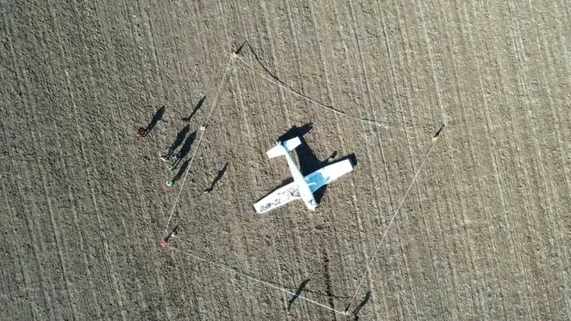 <p>Pilot, motor arızasının ardından Çal ilçesine bağlı İsabeyli Mahallesi’nin Ali Çeşmesi mevkiine kontrollü bir şekilde zorunlu iniş gerçekleştirdi.</p>
<p>Ancak sert iniş nedeniyle uçak ters döndü. Durumun bildirilmesi üzerine bölgeye sağlık, itfaiye, jandarma ve AFAD ekipleri yönlendirildi.</p>
<p>Eğitim uçağında bulunan 2 kişiden biri hafif şekilde yaralandı. Yaralının sağlık durumunun iyi olduğu bildirildi.</p>