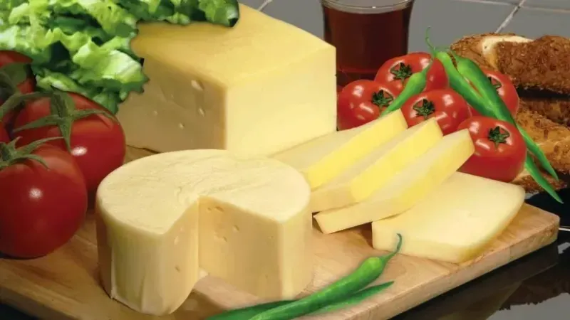 <h3><strong>KÜF TESPİTİ VE ÜRÜN GÜVENLİĞİ</strong></h3>
<p>Ürünün yüzeyinde yapılan incelemelerde,<span> </span><strong>istenmeyen küf</strong><span> </span>bulunduğu ancak zararlı bir toksin tespit edilmediği bildirildi. Buna rağmen,<span> </span><strong>güvenlik gerekçesiyle</strong><span> </span>tüm tüketicilere bu peynir ürününü tüketmekten kaçınmaları önerildi.</p>
<h3><strong>GERİ ÖDEME VE ÜRÜN İADESİ</strong></h3>
<p><strong>Bu peynir ürününü satin alan tüketiciler, fiş ibraz etmeden bile ürünü geri getirebilir ve geri ödeme alabilir.</strong><span> </span>Bu kolaylık, tüketicilerin sağlıklarını koruma adına yapılan önemli bir adım olarak değerlendiriliyor.</p>