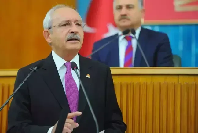 <p><strong>KILIÇDAROĞLU: BU PARTİNİN DELEGELERİ VAR</strong></p>
<p>Öte yandan Kemal Kılıçdaroğlu, ağustos ayında katıldığı bir televizyon programında yaptığı açıklamada, konuya ilişkin şunları söylemişti: 'Bu partinin delegeleri var, kurumsal bir kimliği var. Parlamentoya girdiğimde de hiçbir zaman 'ben genel<span> </span><a href="https://www.aksamhaberleri.com.tr/haberleri/baskan" class="tag-link" title="Tüm başkan haberleri" target="_blank" rel="noopener">başkan</a><span> </span>olacağım' diye bir düşüncem olmadı. O dönemde de delegeler, parti istediği için ben genel başkan oldum. Daha sonraki süreçlerde de hiçbir zaman 'ben genel başkan olacağım, ey delegeler gelin bana imza verin' demedim. Bugün de aynı düşüncedeyim."</p>