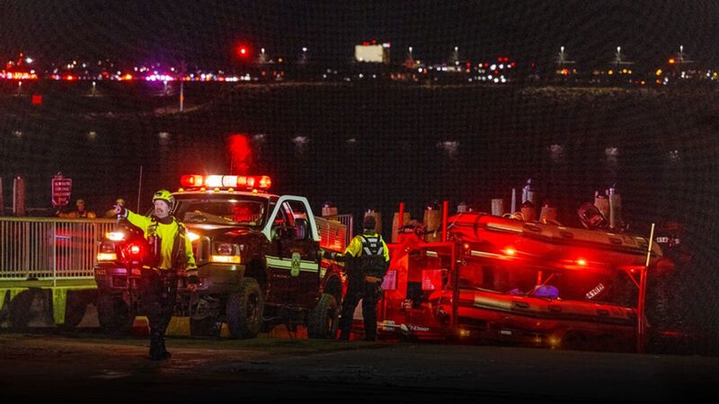 <p class="news-detail__text-description font-setting d-block mb-3">ABD'nin başkenti Washington'da yolcu uçağı ile askeri helikopterin çarpışması felaketle sonuçlandı. Başkan Donald Trump, kazada kurtulan olmadığını duyurdu. Böylece uçak ve helikopterde bulunan 67 kişinin de hayatını kaybettiği belirlendi.</p>
<div class="js-news-content news-detail__content font-setting font-setting">
<p><a href="https://www.turkiyegazetesi.com.tr/dunya/abdde-dusen-ucakta-dunya-sampiyonlarinin-oldugu-ortaya-cikti-1090475" target="_blank" title="ABD'deki uçak kazasında acı bilançoyu Trump duyurdu! Kurtulan yok, 67 kişinin tamamı can vermiş" rel="noopener">ABD</a>'nin başkenti Washington yakınlarındaki Ronald Reagan Havalimanı civarında 60 yolcu ve 4 mürettebatı taşıyan<span> </span><a href="https://www.turkiyegazetesi.com.tr/dunya/abdde-dusen-ucakta-dunya-sampiyonlarinin-oldugu-ortaya-cikti-1090475" target="_blank" title="ABD'deki uçak kazasında acı bilançoyu Trump duyurdu! Kurtulan yok, 67 kişinin tamamı can vermiş" rel="noopener">yolcu uçağı</a><span> </span>ile 3 askeri personeli taşıyan askeri<span> </span><a href="https://www.turkiyegazetesi.com.tr/dunya/abdde-dusen-ucakta-dunya-sampiyonlarinin-oldugu-ortaya-cikti-1090475" target="_blank" title="ABD'deki uçak kazasında acı bilançoyu Trump duyurdu! Kurtulan yok, 67 kişinin tamamı can vermiş" rel="noopener">helikopter</a><span> </span>havada çarpışarak düştü.</p>
<p>Washington D.C İtfaiye ve Acil Durum Hizmetleri Şefi John Donnelly kazaya ilişkin düzenlenen basın toplantısında, yerel saatle 20.48'de kuleden alarm verildiğini, 300 personelin harekete geçtiğini aktardı.</p>
</div>