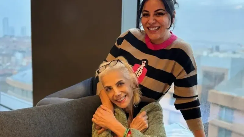 <p>Tedavisi devam eden Tanyeli geçtiğimiz hafta sevdikleriyle doğum gününü kutlayarak moral depolamıştı. Doğum günü için doktorundan özel izin alan Tanyeli, arkadaşlarının kendisine organize ettiği doğum gününe katılmıştı.</p>
<p>Yaş günü sonrası hastaneden yasak geldiğini sosyal medya hesabı Instagram üzerinden duyuran ünlü isim sevenlerini ziyarete gelmemesi için uyarmıştı.<br />Uyarısına rağmen ziyarete gelenler olunca Tanyeli sitem ederek; “Yasak, yasak, yasak! Bir daha kapıdan gelseniz bacadan kovsam gelmeyin. Erken Fatiha’mı okumak isteyen olursa oturduğunuz yerden yollayın. Doktorum izin vermiyor ziyaretçilere… Lütfen anlayışlı olsun diyorum. İnflamasyonla uğraşıyorum. İzin verilmemesinin sebebi bunlardı. Maskesiz doktor, hemşire dahi giremiyor. Gelirseniz kovulursunuz, net!” dedi.</p>