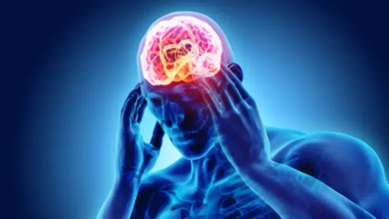 <p><strong>Alzheimer Nedir?</strong></p>
<p>Beyin hücrelerinin zamanla ölümüne bağlı olarak hafıza kaybı, bunama (demans) ve genel anlamda bilişsel fonksiyonların azalması şeklinde gelişen tıbbi durum Alzheimer hastalığı olarak adlandırılır. Nörolojik bir hastalık olan Alzheimer hastalığı aynı zamanda en yaygın görülen demans türüdür. Hastalığın bulunduğu kişilerde beyinde beta amiloid plaklarının görülmesi söz konusudur. Başlangıç evresinde yalnızca basit unutkanlıklarla kendini belli eden hastalık, zaman geçtikçe hastanın yakın geçmişte yaşadığı olayları unutmasına ve aile fertleri ile yakın çevresini tanıyamamasına kadar ilerleyebilir. Hastalığın daha ileri evrelerinde ise hastalar temel ihtiyaçlarını karşılamakta zorlanarak bakıma muhtaç duruma gelir.</p>