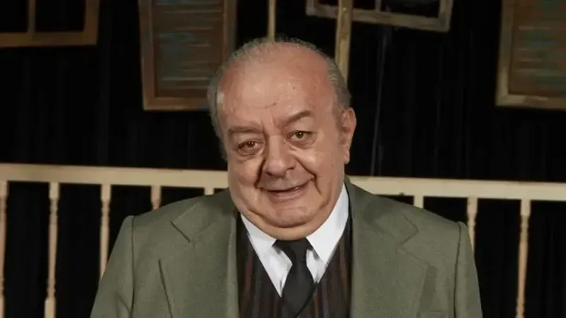 <p>2008 yılında sahnelenen 'Baba Bir Picasso Gerek' oyunu ile 12. Afife Tiyatro Ödülleri'nde 'Yılın En Başarılı Erkek Oyuncusu' ödlünü aldı.</p>
<p>2014 yılında Kanal D'de yayınlanan "Paşa Gönlüm" dizisinde "Paşa Dede" rolünde oynayan<span> </span><a class="inline-keyword" href="https://www.hurriyet.com.tr/haberleri/sezai-altekin" target="_blank" rel="noopener">Sezai Altekin</a>, son olarak İlişki Durumu: Karışık ile izleyici karşısına çıkmıştı...</p>