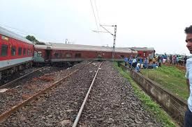 <p><span>Hindistan'ın Uttar Pradeş eyaletinde, Chandigarh kentinden Assan eyaletinin kuzeyindeki Dibrugarh kasabasına sefer yapan bir yolcu treni raydan çıktı, sonucunda meydana gelen kazada çok sayıda insan hayatını kaybetti ve yaralandı.</span></p>