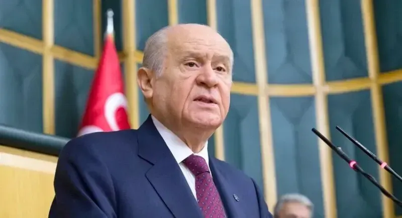 <h2 class="lead text-lg-start text-dark my-2">MHP Genel Başkanı Devlet Bahçeli, yaptığı yazılı açıklamada bu kez<span> </span><a href="https://www.polatlipostasi.com/foto-galeri/bahceliden-imamogluna-sert-elestiriler-istanbulun-yillarini-calan-bu-sahis?fgdfg&fbclid=IwY2xjawIL5ElleHRuA2FlbQIxMAABHQWN96YTAiyA3T-7DBwpkqDKy864ZOCQbBphyk04_RhpXKaKRH_GirFmdQ_aem_N4ARn0sH3eJ6ifwgJX3zTA#" class="google-anno" data-google-vignette="false" data-google-interstitial="false" target="_blank" rel="nofollow noopener"><svg viewbox="100 -1000 840 840" width="calc(21.25px - 2px)" height="21.25px"><path d="M784-120 532-372q-30 24-69 38t-83 14q-109 0-184.5-75.5T120-580q0-109 75.5-184.5T380-840q109 0 184.5 75.5T640-580q0 44-14 83t-38 69l252 252-56 56ZM380-400q75 0 127.5-52.5T560-580q0-75-52.5-127.5T380-760q-75 0-127.5 52.5T200-580q0 75 52.5 127.5T380-400Z"></path></svg> <span class="google-anno-t">İstanbul Büyükşehir Belediye</span></a><span> </span>Başkanı Ekrem İmamoğlu'nu hedef aldı.</h2>
<p><span>MHP Genel Başkanı Devlet Bahçeli, İstanbul Büyükşehir Belediye Başkanı Ekrem İmamoğlu’nu sert bir dille eleştirdiği yazılı açıklamasında, İmamoğlu’nun Cumhurbaşkanlığı adaylığına dair ortaya koyduğu açıklamalara değindi. Bahçeli, </span><a href="https://www.polatlipostasi.com/foto-galeri/bahceliden-imamogluna-sert-elestiriler-istanbulun-yillarini-calan-bu-sahis?fgdfg&fbclid=IwY2xjawIL5ElleHRuA2FlbQIxMAABHQWN96YTAiyA3T-7DBwpkqDKy864ZOCQbBphyk04_RhpXKaKRH_GirFmdQ_aem_N4ARn0sH3eJ6ifwgJX3zTA#" class="google-anno" data-google-vignette="false" data-google-interstitial="false" target="_blank" rel="nofollow noopener"><svg viewbox="100 -1000 840 840" width="calc(17px - 2px)" height="17px"><path d="M784-120 532-372q-30 24-69 38t-83 14q-109 0-184.5-75.5T120-580q0-109 75.5-184.5T380-840q109 0 184.5 75.5T640-580q0 44-14 83t-38 69l252 252-56 56ZM380-400q75 0 127.5-52.5T560-580q0-75-52.5-127.5T380-760q-75 0-127.5 52.5T200-580q0 75 52.5 127.5T380-400Z"></path></svg> <span class="google-anno-t">İstanbul</span></a><span> yönetiminde başarısız olduğuna dikkat çekerek, “İstanbul Büyükşehir Belediye Başkanı, sorumluluklarını yerine getirmemekle kalmayıp, ülke gündeminde de sorumsuzca açıklamalar yapmaktadır.” ifadelerini kullandı.</span></p>