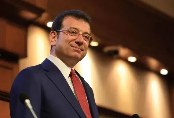 <p><span>Bahçeli, İmamoğlu’na Cumhurbaşkanlığı için adaylık noktasında cesaretini kanıtlaması gerektiğini belirterek, “Yüz bin imza toplarsa Cumhurbaşkanı adayı olabilir.” dedi. İmamoğlu’nun siyasi kariyerindeki zayıf yönlere de değinen Bahçeli, özellikle İstanbul’daki felaket anlarında sorumluluktan kaçışını eleştirdi. Bahçeli, “İstanbul’un yıllarını çalan bu şahsın sorumluluktan kaçışı, kabul edilemez ve masum görülemez.” diye konuştu.</span></p>