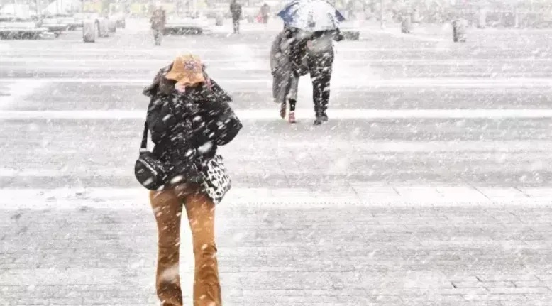 <div class="card border-0 rounded-0 mb-3">
<div class="card-body">
<p class="text-dark">Çorum'da, 3 Şubat Pazartesi günü sıcaklıkların düşmeye başlaması bekleniyor. 4 Şubat Salı günü 7 dereceye düşmesi öngörülen hava sıcaklıkları, 5 Şubat Çarşamba günü -1 dereceye kadar inebilir.</p>
</div>
<div class="card-footer p-1">
<div class="share-area d-flex justify-content-between align-items-center bg-light p-2">
<div class="social-buttons d-flex justify-content-between"><a href="https://www.polatlipostasi.com/foto-galeri/meteoroloji-acikladi-kar-geliyor-iste-o-iller?page=3#" onclick="return windowOpen('https://www.polatlipostasi.com/share?id=3547&model=TE%5CGallery%5CModels%5CGallery&platform=facebook&url=https%3A%2F%2Fwww.polatlipostasi.com%2Ffoto-galeri%2Fmeteoroloji-acikladi-kar-geliyor-iste-o-iller', 850, 620)" class="btn btn-primary btn-sm rounded-pill shadow-sm me-1" title="Facebook'ta Paylaş" target="_blank" rel="noreferrer nofollow noopener external"><i class="fab fa-facebook-f"></i></a><a href="https://www.polatlipostasi.com/foto-galeri/meteoroloji-acikladi-kar-geliyor-iste-o-iller?page=3#" onclick="return windowOpen('https://www.polatlipostasi.com/share?id=3547&model=TE%5CGallery%5CModels%5CGallery&platform=twitter&url=https%3A%2F%2Fwww.polatlipostasi.com%2Ffoto-galeri%2Fmeteoroloji-acikladi-kar-geliyor-iste-o-iller', 850, 620)" class="btn btn-dark btn-sm rounded-pill shadow-sm me-1" title="Twitter'da Paylaş" rel="noreferrer nofollow noopener external" target="_blank"><i class="fab fa-x-twitter text-white"></i></a><a href="https://www.polatlipostasi.com/foto-galeri/meteoroloji-acikladi-kar-geliyor-iste-o-iller?page=3#" onclick="return windowOpen('https://www.polatlipostasi.com/share?id=3547&model=TE%5CGallery%5CModels%5CGallery&platform=whatsapp&url=https%3A%2F%2Fwww.polatlipostasi.com%2Ffoto-galeri%2Fmeteoroloji-acikladi-kar-geliyor-iste-o-iller', 850, 620)" class="btn btn-success btn-sm rounded-pill btn-whatsapp shadow-sm me-1" title="Whatsapp'ta Paylaş" target="_blank" rel="noreferrer nofollow noopener external"><i class="fab fa-whatsapp fa-lg"></i></a>
<div class="dropdown"><button class="dropdownButton btn btn-sm rounded-1 btn-warning border-none shadow-sm me-1" type="button" data-bs-toggle="dropdown" name="socialDropdownButton" title="socialDropdownButton"><i id="icon" class="fa fa-plus"></i></button>
<div class="card border-0 rounded-0 mb-3">
<div class="card-body">
<p class="text-dark">Bu tarihlerde, Çorum'da karla karışık yağmur ve 5 Şubat'ta kar yağışı bekleniyor.</p>
</div>
<div class="card-footer p-1">
<div class="share-area d-flex justify-content-between align-items-center bg-light p-2">
<div class="social-buttons d-flex justify-content-between"><a href="https://www.polatlipostasi.com/foto-galeri/meteoroloji-acikladi-kar-geliyor-iste-o-iller?page=4#" onclick="return windowOpen('https://www.polatlipostasi.com/share?id=3547&model=TE%5CGallery%5CModels%5CGallery&platform=facebook&url=https%3A%2F%2Fwww.polatlipostasi.com%2Ffoto-galeri%2Fmeteoroloji-acikladi-kar-geliyor-iste-o-iller', 850, 620)" class="btn btn-primary btn-sm rounded-pill shadow-sm me-1" title="Facebook'ta Paylaş" target="_blank" rel="noreferrer nofollow noopener external"><i class="fab fa-facebook-f"></i></a><a href="https://www.polatlipostasi.com/foto-galeri/meteoroloji-acikladi-kar-geliyor-iste-o-iller?page=4#" onclick="return windowOpen('https://www.polatlipostasi.com/share?id=3547&model=TE%5CGallery%5CModels%5CGallery&platform=twitter&url=https%3A%2F%2Fwww.polatlipostasi.com%2Ffoto-galeri%2Fmeteoroloji-acikladi-kar-geliyor-iste-o-iller', 850, 620)" class="btn btn-dark btn-sm rounded-pill shadow-sm me-1" title="Twitter'da Paylaş" rel="noreferrer nofollow noopener external" target="_blank"><i class="fab fa-x-twitter text-white"></i></a><a href="https://www.polatlipostasi.com/foto-galeri/meteoroloji-acikladi-kar-geliyor-iste-o-iller?page=4#" onclick="return windowOpen('https://www.polatlipostasi.com/share?id=3547&model=TE%5CGallery%5CModels%5CGallery&platform=whatsapp&url=https%3A%2F%2Fwww.polatlipostasi.com%2Ffoto-galeri%2Fmeteoroloji-acikladi-kar-geliyor-iste-o-iller', 850, 620)" class="btn btn-success btn-sm rounded-pill btn-whatsapp shadow-sm me-1" title="Whatsapp'ta Paylaş" target="_blank" rel="noreferrer nofollow noopener external"><i class="fab fa-whatsapp fa-lg"></i></a>
<div class="dropdown"><button class="dropdownButton btn btn-sm rounded-1 btn-warning border-none shadow-sm me-1" type="button" data-bs-toggle="dropdown" name="socialDropdownButton" title="socialDropdownButton"><i id="icon" class="fa fa-plus"></i></button></div>
</div>
</div>
</div>
</div>
</div>
</div>
</div>
</div>
</div>