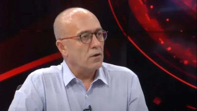 <div class="card border-0 rounded-0 mb-3">
<div class="card-body">
<p class="text-dark">1968 doğumlu olan Suat Toktaş, gazeteciliğe 1988 yılında Günaydın Gazetesi'nde başladı. HBB, Star, Kanal D, ATV, BRT gibi önemli medya kuruluşlarında görev aldı. 1999 yılında CNN Türk'e geçerek uzun yıllar burada çalıştı, ardından Habertürk Televizyonu'na geçti ve son olarak Halk TV Genel Yayın Yönetmeni olarak görev yaptı.</p>
</div>
<div class="card-footer p-1">
<div class="share-area d-flex justify-content-between align-items-center bg-light p-2">
<div class="social-buttons d-flex justify-content-between"><a href="https://www.polatlipostasi.com/foto-galeri/halk-tv-genel-yayin-yonetmeni-suat-toktas-tutuklandi?page=5#" onclick="return windowOpen('https://www.polatlipostasi.com/share?id=3545&model=TE%5CGallery%5CModels%5CGallery&platform=facebook&url=https%3A%2F%2Fwww.polatlipostasi.com%2Ffoto-galeri%2Fhalk-tv-genel-yayin-yonetmeni-suat-toktas-tutuklandi', 850, 620)" class="btn btn-primary btn-sm rounded-pill shadow-sm me-1" title="Facebook'ta Paylaş" target="_blank" rel="noreferrer nofollow noopener external"><i class="fab fa-facebook-f"></i></a><a href="https://www.polatlipostasi.com/foto-galeri/halk-tv-genel-yayin-yonetmeni-suat-toktas-tutuklandi?page=5#" onclick="return windowOpen('https://www.polatlipostasi.com/share?id=3545&model=TE%5CGallery%5CModels%5CGallery&platform=twitter&url=https%3A%2F%2Fwww.polatlipostasi.com%2Ffoto-galeri%2Fhalk-tv-genel-yayin-yonetmeni-suat-toktas-tutuklandi', 850, 620)" class="btn btn-dark btn-sm rounded-pill shadow-sm me-1" title="Twitter'da Paylaş" rel="noreferrer nofollow noopener external" target="_blank"><i class="fab fa-x-twitter text-white"></i></a><a href="https://www.polatlipostasi.com/foto-galeri/halk-tv-genel-yayin-yonetmeni-suat-toktas-tutuklandi?page=5#" onclick="return windowOpen('https://www.polatlipostasi.com/share?id=3545&model=TE%5CGallery%5CModels%5CGallery&platform=whatsapp&url=https%3A%2F%2Fwww.polatlipostasi.com%2Ffoto-galeri%2Fhalk-tv-genel-yayin-yonetmeni-suat-toktas-tutuklandi', 850, 620)" class="btn btn-success btn-sm rounded-pill btn-whatsapp shadow-sm me-1" title="Whatsapp'ta Paylaş" target="_blank" rel="noreferrer nofollow noopener external"><i class="fab fa-whatsapp fa-lg"></i></a>
<div class="dropdown"><button class="dropdownButton btn btn-sm rounded-1 btn-warning border-none shadow-sm me-1" type="button" data-bs-toggle="dropdown" name="socialDropdownButton" title="socialDropdownButton"><i id="icon" class="fa fa-plus"></i></button>
<div class="card border-0 rounded-0 mb-3">
<div class="card-body">
<p class="text-dark">Toktaş’ın tutuklanması, medya camiasında büyük yankı uyandırırken, gazetecilik pratiği ve ifade özgürlüğü konularını yeniden gündeme taşıdı.</p>
</div>
<div class="card-footer p-1">
<div class="share-area d-flex justify-content-between align-items-center bg-light p-2">
<div class="social-buttons d-flex justify-content-between"><a href="https://www.polatlipostasi.com/foto-galeri/halk-tv-genel-yayin-yonetmeni-suat-toktas-tutuklandi?page=6#" onclick="return windowOpen('https://www.polatlipostasi.com/share?id=3545&model=TE%5CGallery%5CModels%5CGallery&platform=facebook&url=https%3A%2F%2Fwww.polatlipostasi.com%2Ffoto-galeri%2Fhalk-tv-genel-yayin-yonetmeni-suat-toktas-tutuklandi', 850, 620)" class="btn btn-primary btn-sm rounded-pill shadow-sm me-1" title="Facebook'ta Paylaş" target="_blank" rel="noreferrer nofollow noopener external"><i class="fab fa-facebook-f"></i></a><a href="https://www.polatlipostasi.com/foto-galeri/halk-tv-genel-yayin-yonetmeni-suat-toktas-tutuklandi?page=6#" onclick="return windowOpen('https://www.polatlipostasi.com/share?id=3545&model=TE%5CGallery%5CModels%5CGallery&platform=twitter&url=https%3A%2F%2Fwww.polatlipostasi.com%2Ffoto-galeri%2Fhalk-tv-genel-yayin-yonetmeni-suat-toktas-tutuklandi', 850, 620)" class="btn btn-dark btn-sm rounded-pill shadow-sm me-1" title="Twitter'da Paylaş" rel="noreferrer nofollow noopener external" target="_blank"><i class="fab fa-x-twitter text-white"></i></a><a href="https://www.polatlipostasi.com/foto-galeri/halk-tv-genel-yayin-yonetmeni-suat-toktas-tutuklandi?page=6#" onclick="return windowOpen('https://www.polatlipostasi.com/share?id=3545&model=TE%5CGallery%5CModels%5CGallery&platform=whatsapp&url=https%3A%2F%2Fwww.polatlipostasi.com%2Ffoto-galeri%2Fhalk-tv-genel-yayin-yonetmeni-suat-toktas-tutuklandi', 850, 620)" class="btn btn-success btn-sm rounded-pill btn-whatsapp shadow-sm me-1" title="Whatsapp'ta Paylaş" target="_blank" rel="noreferrer nofollow noopener external"><i class="fab fa-whatsapp fa-lg"></i></a>
<div class="dropdown"><button class="dropdownButton btn btn-sm rounded-1 btn-warning border-none shadow-sm me-1" type="button" data-bs-toggle="dropdown" name="socialDropdownButton" title="socialDropdownButton"><i id="icon" class="fa fa-plus"></i></button></div>
</div>
</div>
</div>
</div>
</div>
</div>
</div>
</div>
</div>