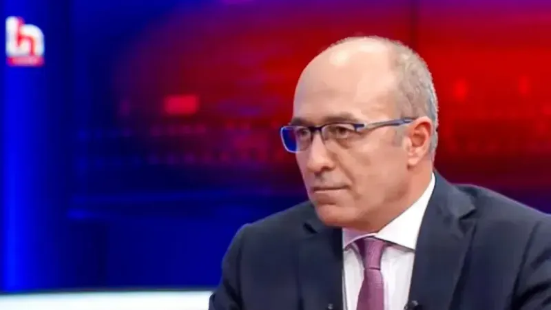 <div class="card border-0 rounded-0 mb-3">
<div class="card-body">
<p class="text-dark">Soruşturma kapsamında Halk TV yöneticileri, gazeteci Barış Pehlivan, sunucu Seda Selek ve kanal sorumlu müdürü Serhan Asker, "kişiler arasındaki konuşmaların dinlenmesi ve kayda alınması" ve "bilirkişiyi etkilemeye teşebbüs" suçlamalarıyla gözaltına alındı.</p>
</div>
<div class="card-footer p-1">
<div class="share-area d-flex justify-content-between align-items-center bg-light p-2">
<div class="social-buttons d-flex justify-content-between"><a href="https://www.polatlipostasi.com/foto-galeri/halk-tv-genel-yayin-yonetmeni-suat-toktas-tutuklandi?page=2#" onclick="return windowOpen('https://www.polatlipostasi.com/share?id=3545&model=TE%5CGallery%5CModels%5CGallery&platform=facebook&url=https%3A%2F%2Fwww.polatlipostasi.com%2Ffoto-galeri%2Fhalk-tv-genel-yayin-yonetmeni-suat-toktas-tutuklandi', 850, 620)" class="btn btn-primary btn-sm rounded-pill shadow-sm me-1" title="Facebook'ta Paylaş" target="_blank" rel="noreferrer nofollow noopener external"><i class="fab fa-facebook-f"></i></a><a href="https://www.polatlipostasi.com/foto-galeri/halk-tv-genel-yayin-yonetmeni-suat-toktas-tutuklandi?page=2#" onclick="return windowOpen('https://www.polatlipostasi.com/share?id=3545&model=TE%5CGallery%5CModels%5CGallery&platform=twitter&url=https%3A%2F%2Fwww.polatlipostasi.com%2Ffoto-galeri%2Fhalk-tv-genel-yayin-yonetmeni-suat-toktas-tutuklandi', 850, 620)" class="btn btn-dark btn-sm rounded-pill shadow-sm me-1" title="Twitter'da Paylaş" rel="noreferrer nofollow noopener external" target="_blank"><i class="fab fa-x-twitter text-white"></i></a><a href="https://www.polatlipostasi.com/foto-galeri/halk-tv-genel-yayin-yonetmeni-suat-toktas-tutuklandi?page=2#" onclick="return windowOpen('https://www.polatlipostasi.com/share?id=3545&model=TE%5CGallery%5CModels%5CGallery&platform=whatsapp&url=https%3A%2F%2Fwww.polatlipostasi.com%2Ffoto-galeri%2Fhalk-tv-genel-yayin-yonetmeni-suat-toktas-tutuklandi', 850, 620)" class="btn btn-success btn-sm rounded-pill btn-whatsapp shadow-sm me-1" title="Whatsapp'ta Paylaş" target="_blank" rel="noreferrer nofollow noopener external"><i class="fab fa-whatsapp fa-lg"></i></a>
<div class="dropdown"><button class="dropdownButton btn btn-sm rounded-1 btn-warning border-none shadow-sm me-1" type="button" data-bs-toggle="dropdown" name="socialDropdownButton" title="socialDropdownButton"><i id="icon" class="fa fa-plus"></i></button></div>
</div>
</div>
</div>
</div>