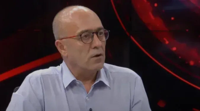 <h2 class="lead text-lg-start text-dark my-2">Halk TV Genel Yayın Yönetmeni Suat Toktaş, İstanbul Cumhuriyet Başsavcılığı tarafından başlatılan soruşturma kapsamında, bir bilirkişi ile yapılan telefon görüşmesinin izinsiz kayda alınması ve yayımlanması nedeniyle gözaltına alınarak tutuklandı.</h2>