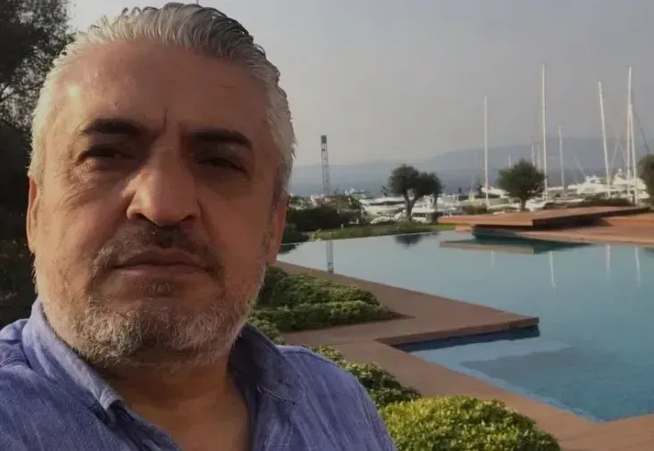 <p><span>Muğla’nın Bodrum ilçesinde üç gündür kayıp olarak aranan CHP Yalıçiftlik Mahalle Temsilcisi ve emlakçı Hasan Güngör (53), dere yatağında silahla vurulmuş halde ölü bulundu.</span></p>
<p><span>Güngör’ün ölüm nedeni araştırılırken, olayla ilgili geniş çaplı soruşturma başlatıldı.</span></p>