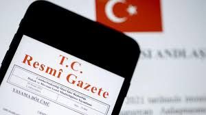 <article class="c on-swipe-content">
<div class="post-text mb20 word em dark-1 tleft detay" id="main-text" data-zoom="4" itemprop="articleBody" property="articleBody">
<p>Resmi Gazete’de yayımlanan bir kararla, Orman Genel Müdürlüğü’nde önemli görev değişiklikleri yaşandı. Bu değişikliklerle birlikte, Orman Genel Müdür Yardımcıları Zekeriyya Nane ve Recep Ateş ile Antalya Orman Bölge Müdürü Vedat Dikici görevlerinden alındı. Kamuoyunda dikkat çeken bu kararın ardında herhangi bir resmi gerekçe açıklanmazken, sektör uzmanları ve kamuoyu, atamaların nasıl bir etki yaratacağına dair çeşitli yorumlar yapmaya başladı.</p>
<p>Söz konusu değişiklikler, Orman Genel Müdürlüğü’ndeki üst düzey yöneticilerin görevden alınmasının ardından kurumun geleceği ve stratejik yönelimleri üzerinde bir belirsizlik oluşturdu. Bu değişikliklerin, özellikle orman yönetimi, doğa koruma ve yangınlarla mücadele gibi kritik alanlarda nasıl bir etki yaratacağı şimdilik kestirilemiyor. Üst düzey yönetici değişikliklerinin, devletin orman politikaları açısından ne gibi yeniliklere yol açacağı da merak konusu oldu.</p>
<p>Henüz görevden alınan isimlerin yerlerine yapılacak atamalara dair herhangi bir açıklama yapılmadı. Ancak, bu belirsizlik ortamı, yeni atanacak yöneticilerin sektördeki tecrübeleri ve önceden yürüttükleri projelere göre Orman Genel Müdürlüğü'nün izlediği stratejileri şekillendirebilir.</p>
</div>
</article>
