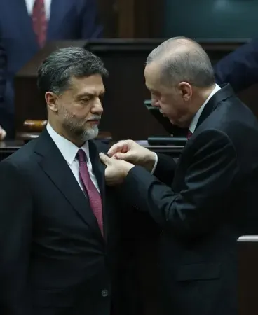 <p><span>CUMHURBAŞKANI UMUTLANDIRDI</span><br /><br /><span>Gazeteci Deniz Zeyrek, son dönemde TBMM kulislerinde yaşanan hareketliliğin Cumhurbaşkanı Erdoğan’ı umutlandırdığını yazdı.</span></p>
<p><span>YENİ KATILIMLAR OLABİLİR<br /><br />Deniz Zeyrek, AK Parti’ye katılma potansiyeli taşıyan 17-18 milletvekili olduğuna değindi.</span></p>
<p><span>GELECEK VE SAADET PARTİSİ'NDEN KATILIMLAR<br /><br />Zeyrek, bu isimlerin Gelecek Partisi ve Saadet Partisi’nden olduğuna vurgu yaptı.</span></p>
<p><span>ERKEN SEÇİM İDDİASI<br /><br />Yapılacak transferlerin Cumhurbaşkanı Erdoğan’ın erken seçim kararını almasına olanak tanıyabileceğini söyledi.</span></p>