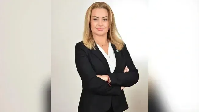 <p><span>İYİ Parti Ayvalık İlçe Başkanı Gülten Sütçüoğlu, </span><strong><em>"Dün öğle saatlerinde kalp krizi geçirdiğimi hissettim. Yanımdaki arkadaşlarıma durumu ilettim. Sağolsunlar hemen beni hastaneye kaldırdılar.</em></strong></p>