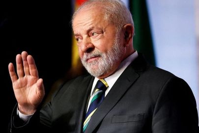 <p>Lula da Silva, ekim ayında evde düşmesinin ardından baş ağrısı şikayetleriyle hastaneye başvurmuştu. Bu durum, beyin kanaması nedeniyle cerrahi müdahale gerektiren bir süreç başlatmıştı. Lula da Silva, sağlık durumu nedeniyle, Ekim ayında yapılacak BRICS zirvesi için Rusya’ya yapmayı planladığı seyahati iptal etmişti.</p>
<p>Başkanın sağlık durumu, Brezilya'da büyük bir endişe yaratırken, halkın Lula da Silva'nın hızla iyileşmesini umduğu ifade ediliyor. Ülke genelinde, devlet yetkilileri ve siyasi figürler, Başkanın sağlığıyla ilgili gelişmeleri yakından takip ediyor ve dayanışma mesajları iletiyor.</p>