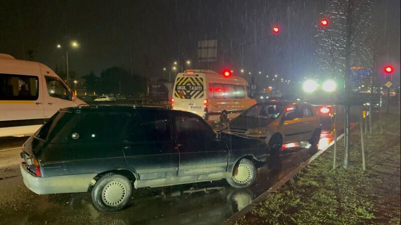 <p>Bursa'da kırmızı ışıkta bekleyen araca, yağış sebebiyle kayganlaşan yolda duramayan bir otomobil arkadan çarptı. Yaşanan kazada 1'i çocuk 5 kişi yaralandı.</p>
<p>Kaza, merkez Osmangazi ilçesi İstanbul Yolu Caddesi Terminal mevkiinde meydana geldi. Emre C. idaresindeki otomobil, kırmızı ışıkta durdu. Yoğun yağış sebebiyle kayganlaşan yolda duramayan Tuncay Y. idaresindeki araba, ışıklarda bekleyen otomobile çarptı.</p>