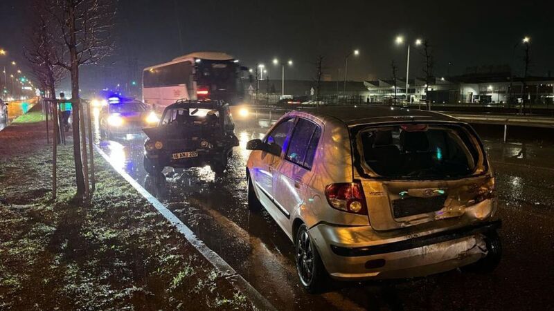 <p>Çarpışmanın etkisiyle kırmızı ışıkta bekleyen otomobilin sürücüsü Emre C. ile yolcu konumunda bulunan Hamiye C. ve Ahmet Resul K. ile diğer otomobilin sürücüsü Tuncay Y. ve 10 yaşındaki Bekir Y. yaralandı.</p>