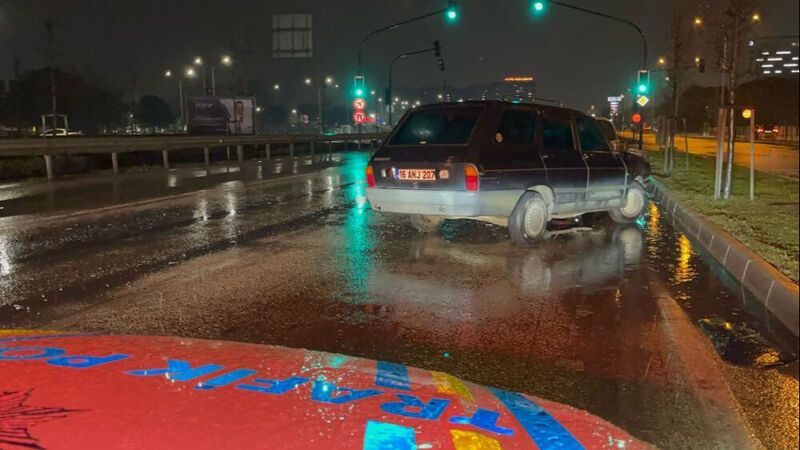 <p>İhbar üzerine olay yerine polis ve sağlık ekibi sevk edildi. Yaralılar, olay yerinde yapılan ilk müdahalelerinin ardından Çekirge Devlet Hastanesi'ne kaldırıldı.<br />Polis kazayla ilgili tahkikat başlattı.</p>