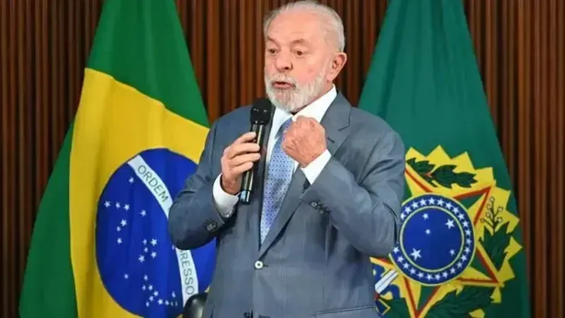 <p><span>Başkan Lula da Silva'nın iyileşme sürecinin birkaç hafta sürebileceği, ancak mevcut durumunun umut verici olduğu belirtiliyor. Başkanlık Ofisi, kısa süre içinde sağlık durumu ile ilgili detaylı bir açıklama yapmayı planlıyor. Silva'nın liderliğindeki Brezilya, ulusal ve uluslararası düzeydeki önemli kararlar ve görüşmelerle yakın zamanda gündemde olmaya devam edecektir.</span></p>