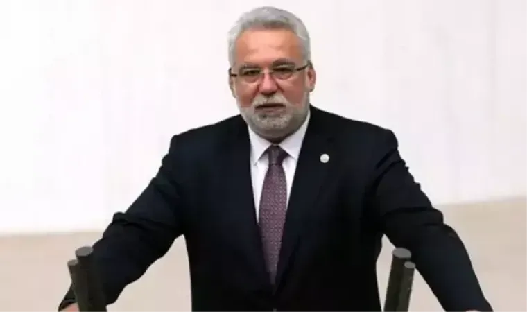 <p>Kocabıyık, paylaşımında şu ifadelere yer verdi:</p>
<p><strong><em>"Burası Pınarhisar Cezaevi. Bu fotoğrafın içinde o gün hukuksuzluğa, haksızlığa uğrayan Recep Tayyip Erdoğan var. Erol Olçok var, Hayati Yazıcı var, başımızda dikili gardiyan var ve ben varım. Bugün benim için ihraç kararı verenlerin çoğu daha ilk mektep talebesiydi muhtemelen. AK Partili olmayı şeref çizgisinden utanılacak bir çizgiye taşıyanlar utansın!"</em></strong></p>