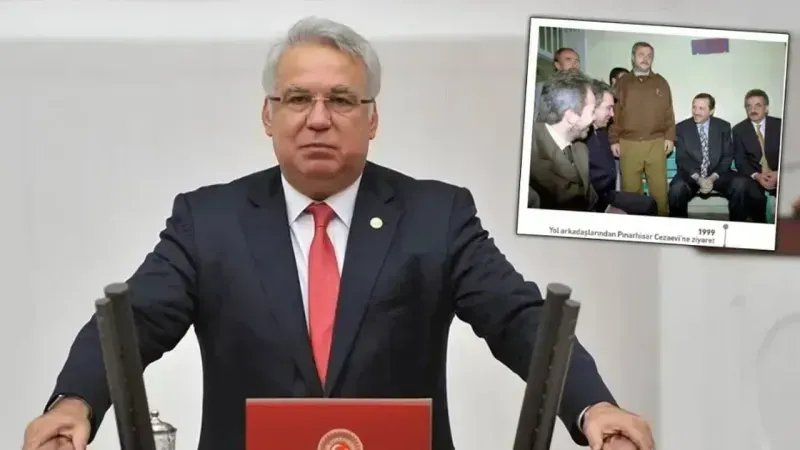 <p>Kocabıyık,<span> </span><strong>Cumhurbaşkanı Recep Tayyip Erdoğan</strong>'la birlikte 1999 yılında Pınarhisar Cezaevi'nde çekilmiş bir fotoğrafı paylaşarak, partiden ihraç sürecine tepki gösterdi. Kocabıyık, paylaşımında<span> </span><strong><em>"Bugün benim için ihraç kararı verenlerin çoğu o gün ilkokuldaydı"</em></strong><span> </span>ifadelerini kullandı.</p>
<p><strong>"BUGÜN İHRAÇ KARARI VERENLER O GÜN İLKOKULDAYDI"</strong></p>