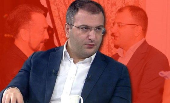 <p>İktidara yakın olan gazetecilerin başında gelen Cem Küçük, İmamoğlu'na yapılan operasyonların ardından AKP'li vekillerin suskunluğuna isyan etti. Küçük, bugünkü köşe yazısında gazetecilerin, muhaliflerin, AKP Lideri ve Cumhurbaşkanı Erdoğan'ın, milyonların bu konuyu konuştuğunu ancak AKP'li vekiller arasında büyük bir sessizlik olduğunu aktardı.</p>
<h3><strong>TARTIŞMALI İSİMLERİ ÖRNEK VERDİ</strong></h3>
<p>Küçük, AKP içerisinde gerek meclisteki şiddet olayları, gerek tartışmalı söylemleri ve gerek geçmişleri ile en tartışmalı isimleri sıraladı ve diğer vekillerin de bu vekiller gibi olmasını yazdı.</p>